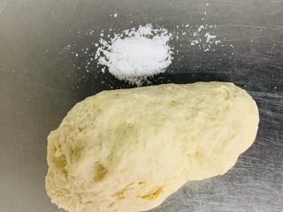 8、榴莲披萨????,将揉好的面团从盆中取出放在案板上加入盐继续揉匀，将揉好的面团，平均分成两个面剂