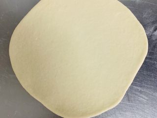 9、榴莲披萨????,另外一个面剂用擀面杖直接擀成25厘米的饼皮。