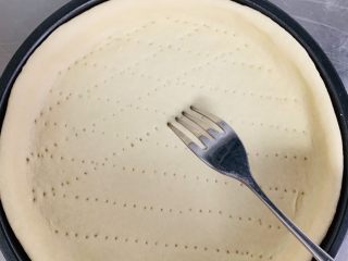 11、榴莲披萨????,用叉子均匀地戳一些小孔。