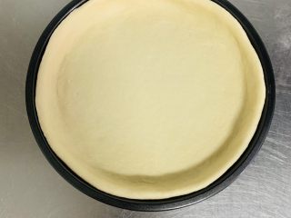 10、榴莲披萨????,将擀好的饼皮放入模具中。