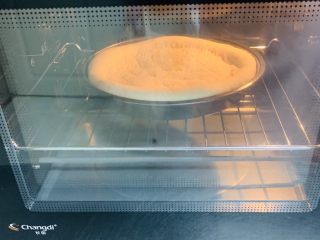 13、榴莲披萨????,将醒发好饼胚再次送入烤箱上下火180度烤5分钟。