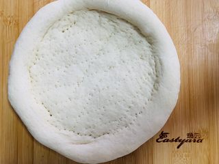 14、榴莲披萨????,烤好的饼胚放凉后，装入保鲜袋可以放入冰箱冷冻保存。下次做披萨的时候不用解冻，直接放上辅料进入烤箱直接烤。