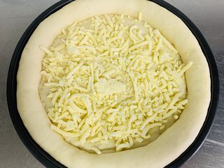 15、榴莲披萨????,好像第一次发酵的饼胚发酵好后取出，加入一层芝士