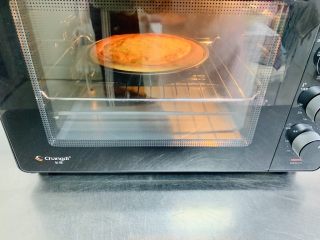 18、榴莲披萨????,烤盘放入下层。烤箱上下火190度20分钟。