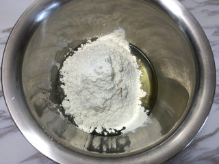 2、蛋黄酥（黄油+玉米油版）,油酥材料放入盆中。