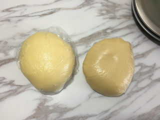 4、蛋黄酥（黄油+玉米油版）,将揉好的水油皮面团和油酥面团用保鲜膜包裹起来，在室温醒30分钟。