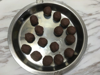 7、蛋黄酥（黄油+玉米油版）,都包好后放入一个盘中备用。