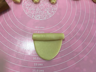 12、蛋黄酥（黄油+玉米油版）,由上向下卷起。