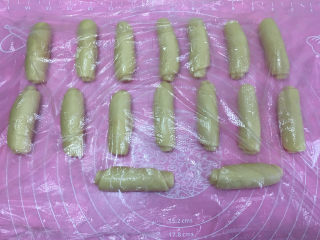 13、蛋黄酥（黄油+玉米油版）,都做好后盖保鲜膜醒30健分钟。