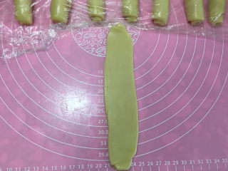 14、蛋黄酥（黄油+玉米油版）,30分钟后稍压扁后擀成牛舌状。