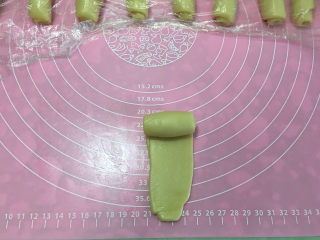 15、蛋黄酥（黄油+玉米油版）,由上向下再次卷起。