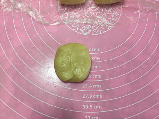 18、蛋黄酥（黄油+玉米油版）,放在垫上压扁。