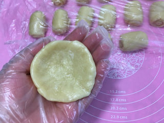 19、蛋黄酥（黄油+玉米油版）,然后拿起用手指压成小碗状。