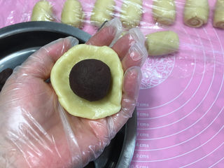 20、蛋黄酥（黄油+玉米油版）,放上做好的蛋黄馅。