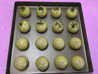 23、蛋黄酥（黄油+玉米油版）,表面刷蛋黄液，撒上芝麻。