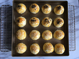 25、蛋黄酥（黄油+玉米油版）,烘烤完毕后取出。