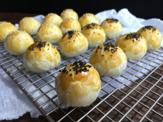 26、蛋黄酥（黄油+玉米油版）,放在晾网上晾凉。