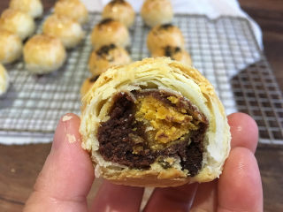 28、蛋黄酥（黄油+玉米油版）,半个蛋黄有点小，如果喜欢大的蛋黄可以放一个整蛋黄。