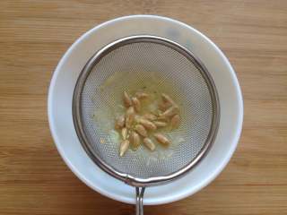 8、金桔酱,过滤出渣子和柠檬籽