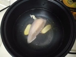 2、胡萝卜拌鸡丝,锅内加冷水，放入姜片、葱段、鸡胸肉，大火烧开，转中火煮5分钟，再关火闷一会儿