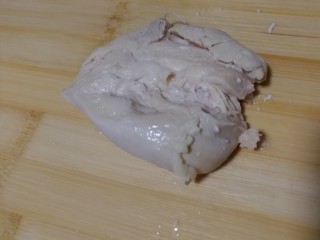 3、胡萝卜拌鸡丝,稍凉后捞出鸡胸肉，用刀背拍松