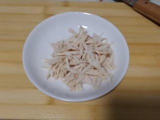 4、胡萝卜拌鸡丝,用手撕成丝