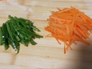 5、胡萝卜拌鸡丝,小段青椒、胡萝卜切丝