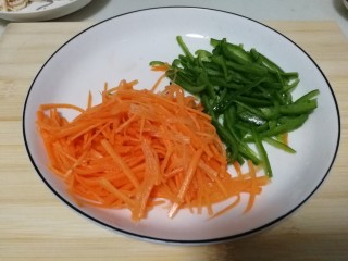 6、胡萝卜拌鸡丝,装盘，撒上些许盐拌匀，静置小会儿