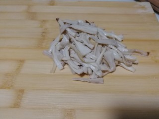 8、胡萝卜拌鸡丝,杏鲍菇汆下水，撕成丝