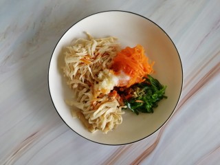 10、胡萝卜拌鸡丝,加入蒜蓉、花椒油、辣椒油，以及适量盐，少许糖、醋拌匀，即可开吃