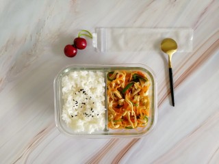 13、胡萝卜拌鸡丝,装到便当盒，加上米饭。有菜有肉还不油，减肥是不是可以这样子愉悦点（此处应有捂脸表情）