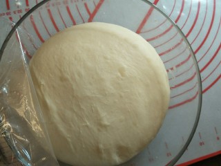 8、蒜香香肠热狗面包,发酵好后,手指轻搓不回弹。