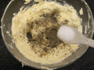 16、蒜香香肠热狗面包,再加入少许黑胡椒和两克的盐。