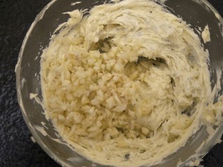 17、蒜香香肠热狗面包,最后加入25克切碎的蒜蓉。