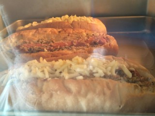 22、蒜香香肠热狗面包,烤箱160°烤20分钟,喜欢的话还可以放上芝士碎。