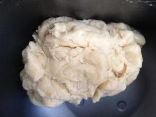 2、彩蔬培根牛肉粒披萨,和成香香的黄油面团