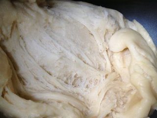 3、彩蔬培根牛肉粒披萨,密封后放在温暖的地方,发酵一小时左右至面团二倍大