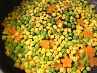 4、彩蔬培根牛肉粒披萨,冻玉米粒青碗豆和胡萝卜片用沸水,加一勺盐几滴油焯一分钟捞出沥干