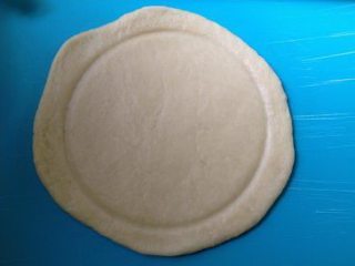 7、彩蔬培根牛肉粒披萨,用大碗按压出圆形轨迹