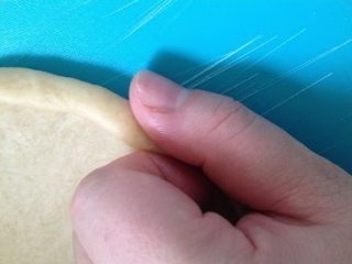 8、彩蔬培根牛肉粒披萨,用手指将边缘推隆起