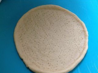 9、彩蔬培根牛肉粒披萨,最后用叉子叉上小孔