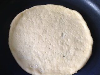 10、彩蔬培根牛肉粒披萨,将面饼(推荐用薄饼,外购的饼胚自己再擀薄一下)放入平底不粘锅中,不放油,饼外围淋2勺清水,小火慢烙约8分钟,翻面再烙4分钟后翻回