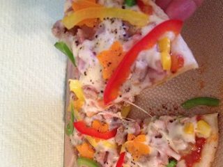 13、彩蔬培根牛肉粒披萨,在平底锅边边淋2勺开水,盖盖小火烙5分钟左右,待奶酪融化即可