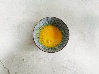 2、爆浆火龙果酸奶吐司,鸡蛋打散备用