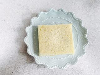 5、爆浆火龙果酸奶吐司,取一片吐司放入盘中