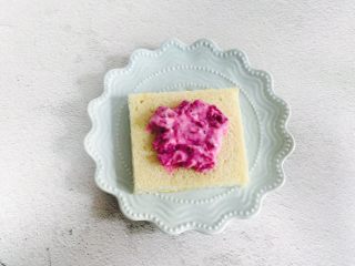 6、爆浆火龙果酸奶吐司,放入火龙果酸奶，四周留点空间