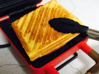 14、爆浆火龙果酸奶吐司,用夹子夹到盘子里小心烫手