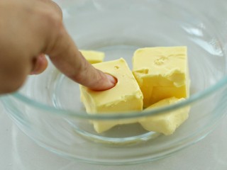 2、#曲奇菜谱秀#抹茶曲奇,黄油提前软化至用手指轻轻可以按下去的状态