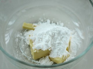 3、#曲奇菜谱秀#抹茶曲奇,加入糖粉