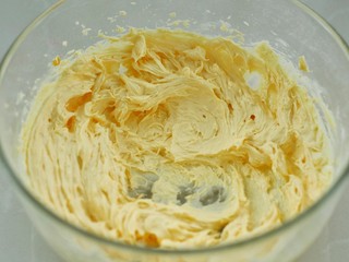 6、#曲奇菜谱秀#抹茶曲奇,每次加入蛋黄后都要用打蛋器搅打均匀，再加入下一次的蛋黄